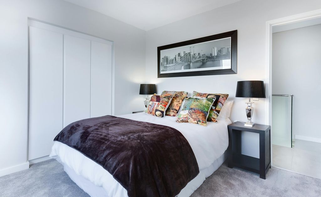 Property photo 1 of 1 A Clean And Well-Lit Double Bedroom Featuring Deco...
