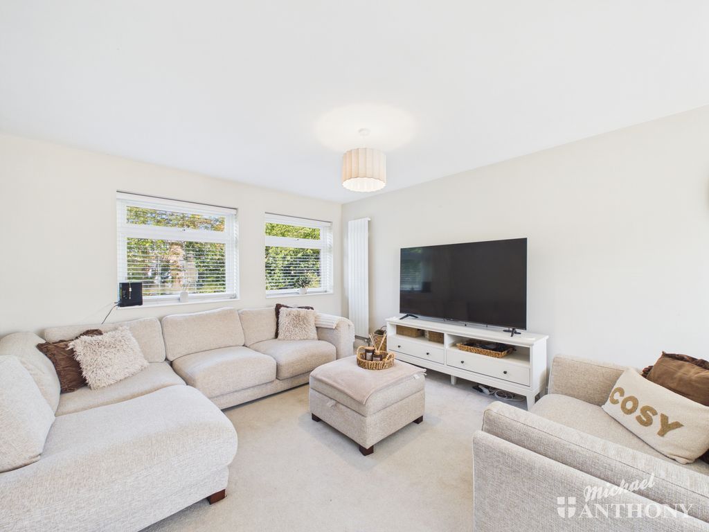 Property photo 3 of 13 Cam02773G0-Pr0469-Still008