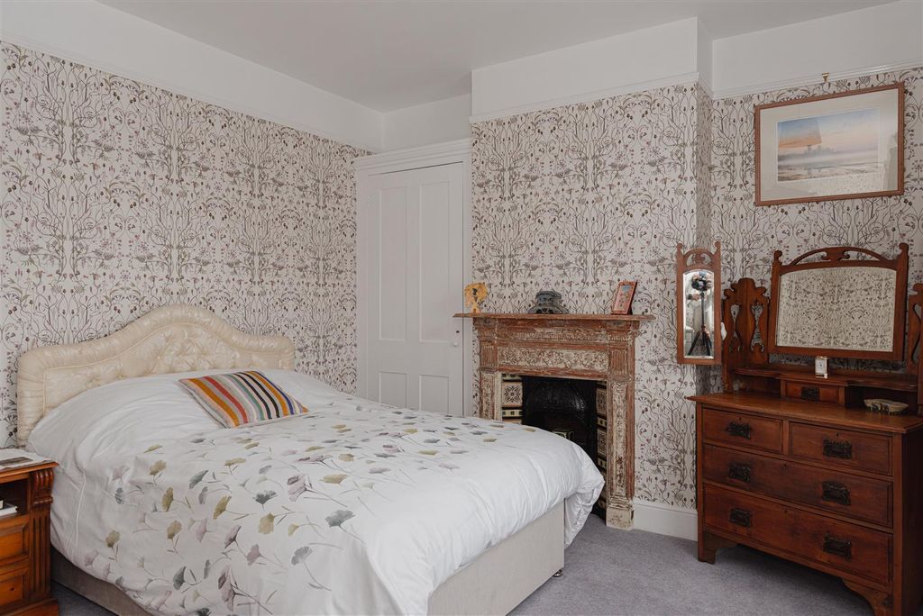 Additional image 13 of 4 bed semi-detached house for saleDeerings Road, Reigate RH2