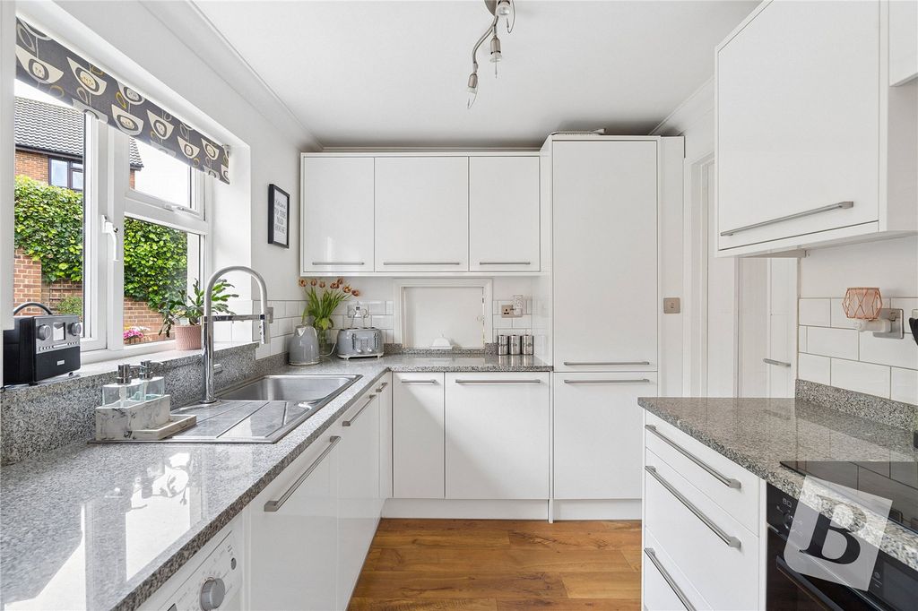 Property photo 3 of 17 Kitchen