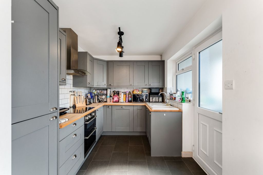 Property photo 2 of 17 4348065