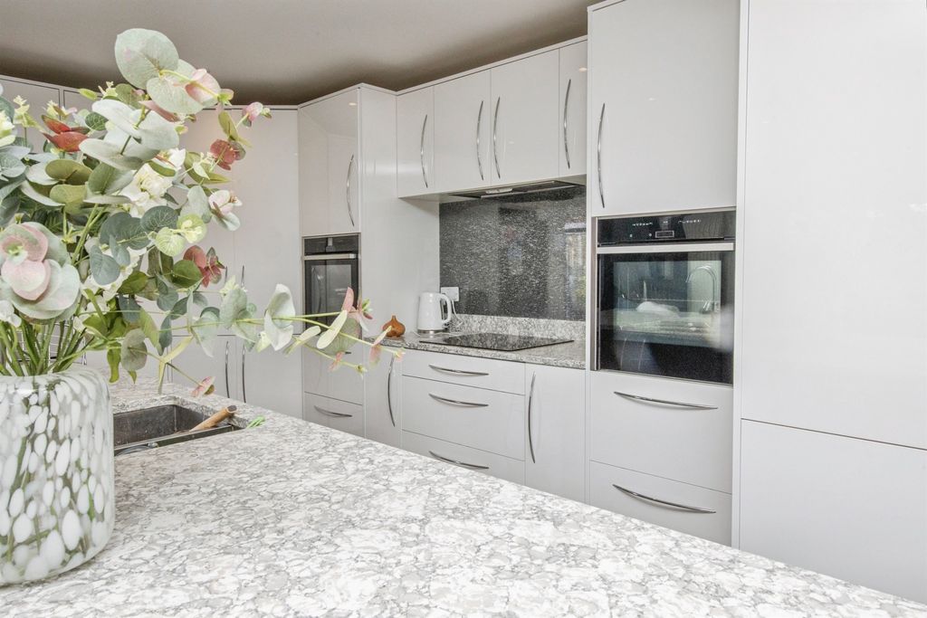 Property photo 2 of 31