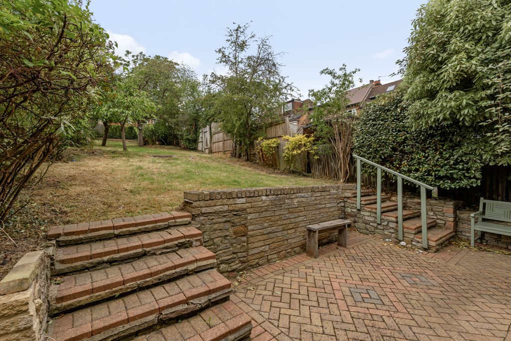Property photo 3 of 14 16 Sunset Gardens, Se25 - 6