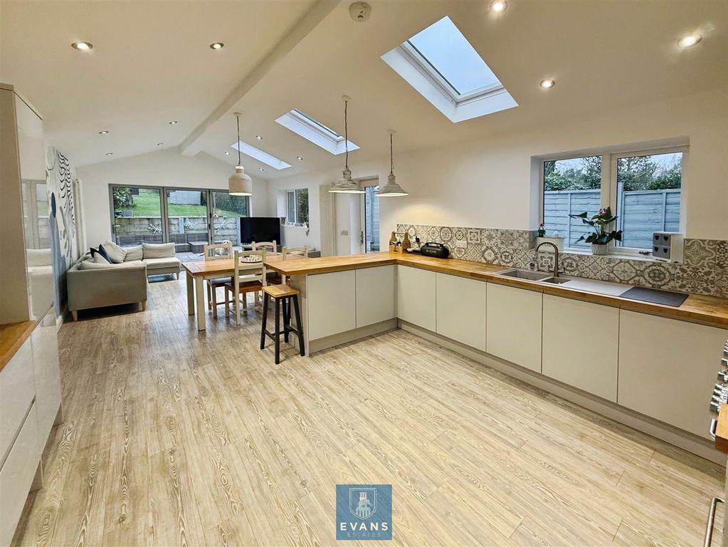 Property photo 2 of 33 Kitchen