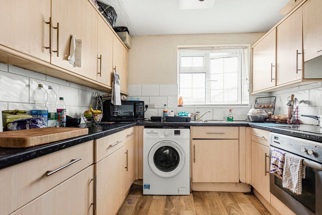 Property photo 3 of 10 Kitchen