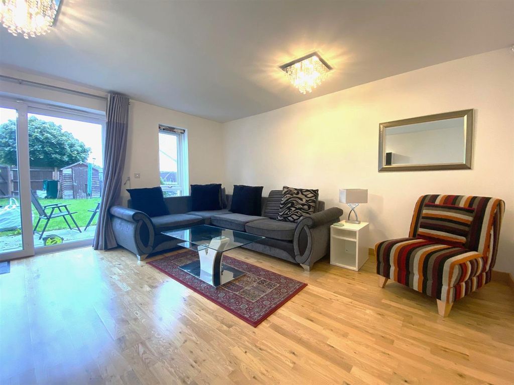 Property photo 3 of 12 Lounge