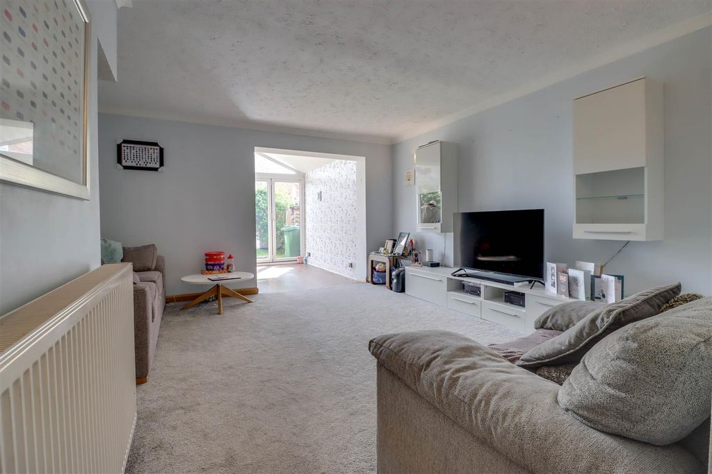 Property photo 3 of 17 58 Roding Way-10.Jpg
