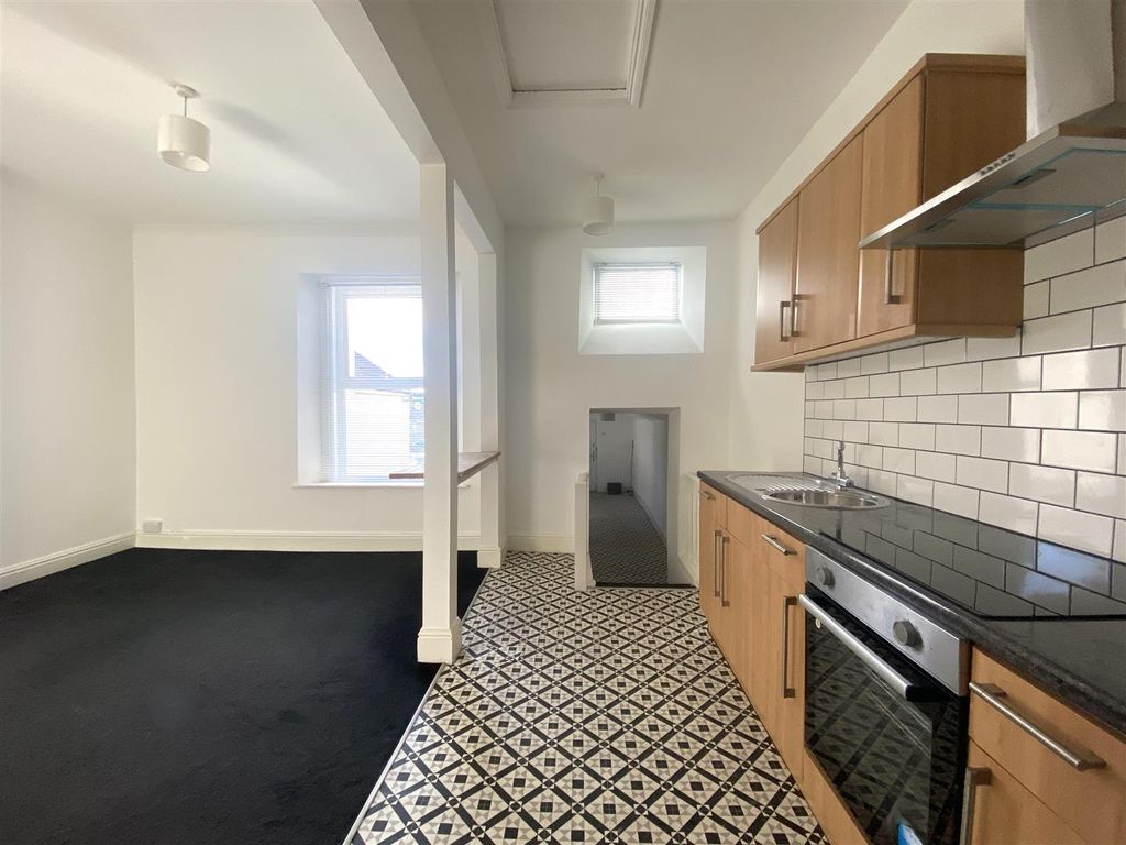 Property photo 2 of 10 Kitchen 3.Jpeg