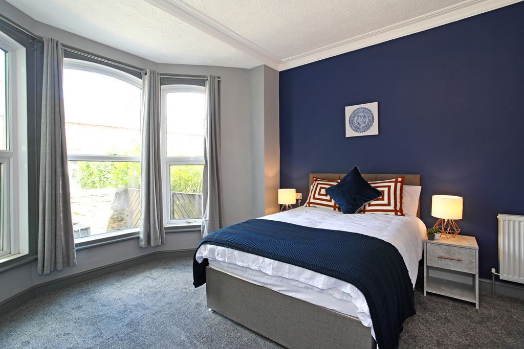Property photo 1 of 33 Doncaster Road, Wakefield