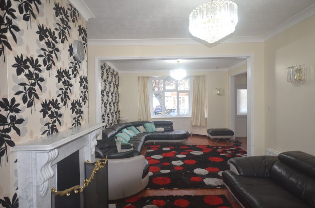 Property photo 1 of 12 Four Bedroom End Terrace House