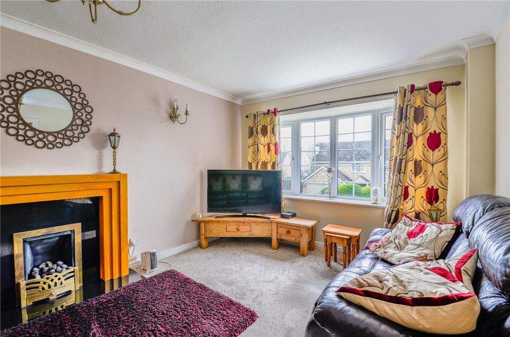 Property photo 2 of 32 Lounge