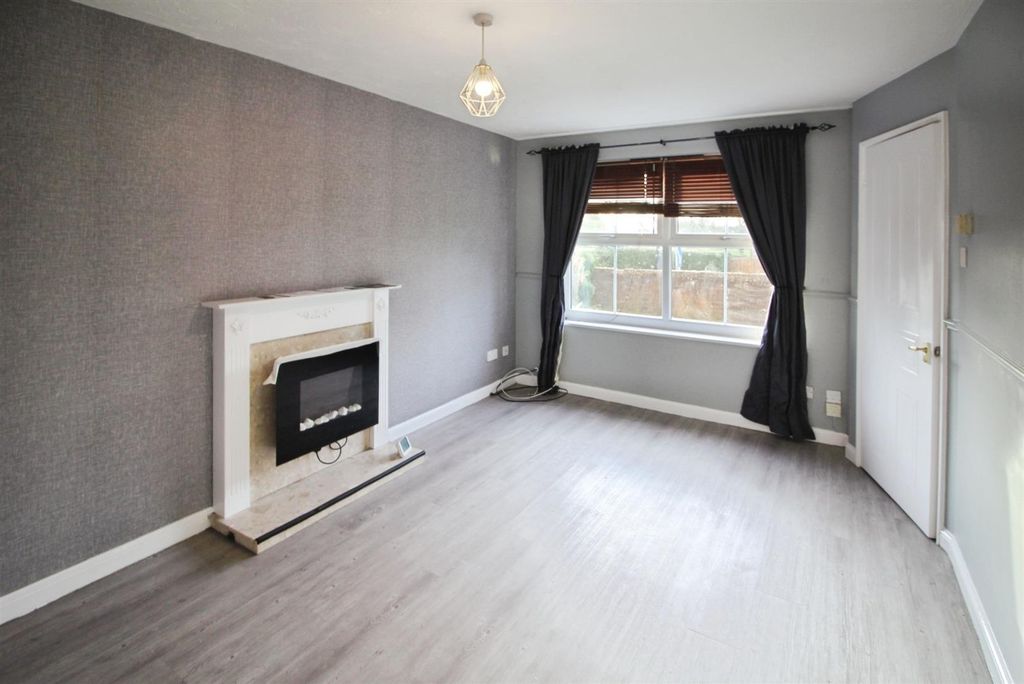 Property photo 3 of 12 Lounge