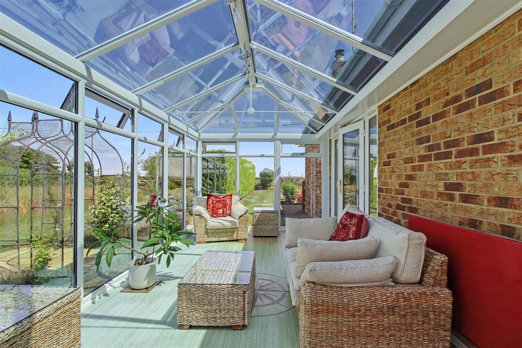 Property photo 3 of 31 Conservatory