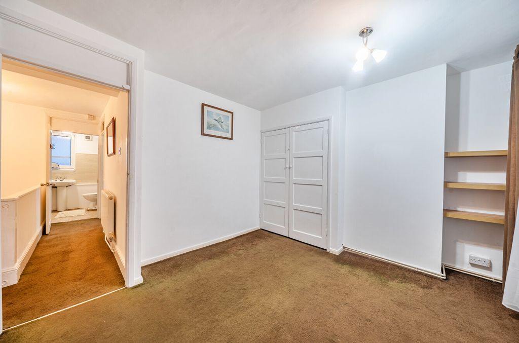 Property photo 2 of 15 1397537-12-696686...