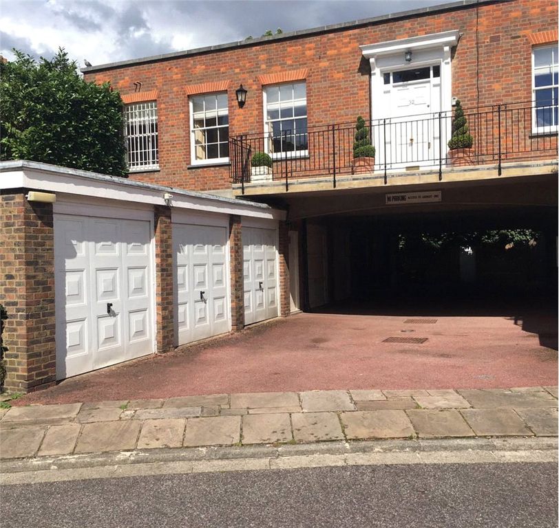 Property photo 1 of 1 Garage