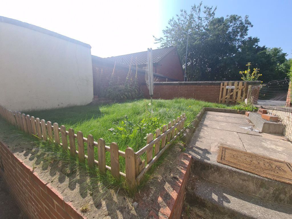 Property photo 3 of 10 Bright And Inviting Garden Area With A Well-Kept G...