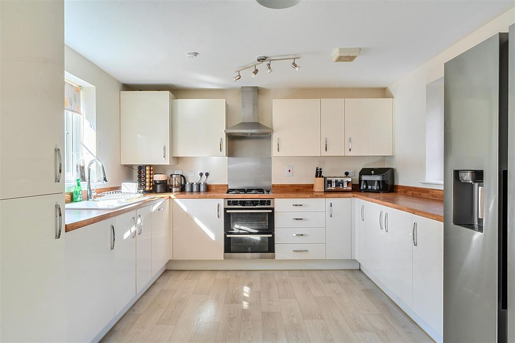 Property photo 2 of 12 Kitchen
