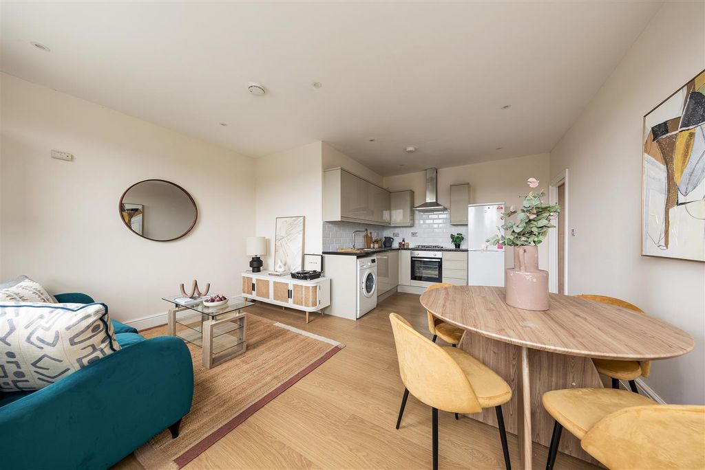 Property photo 2 of 16 Eastwood Close, E18