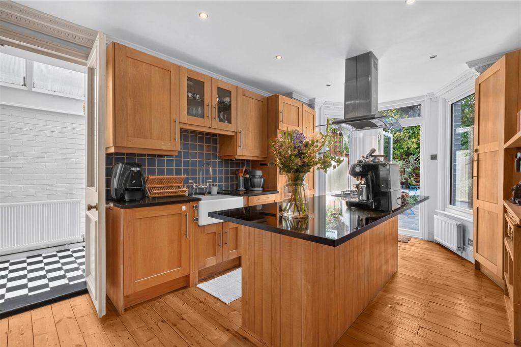 Property photo 3 of 15 For Sale - Thorney Hedge Road, W4