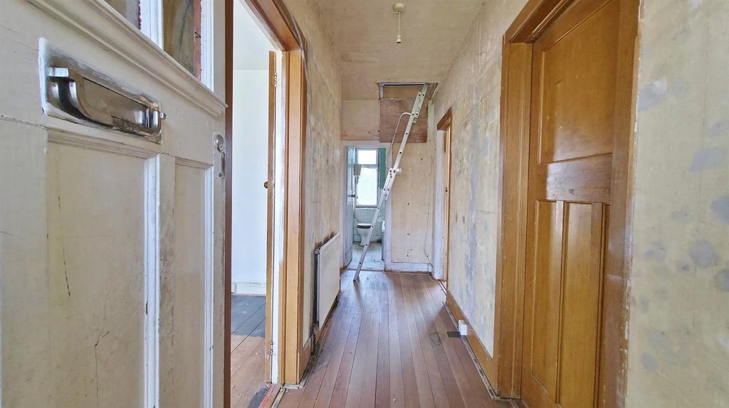 Property photo 3 of 10 Hallway