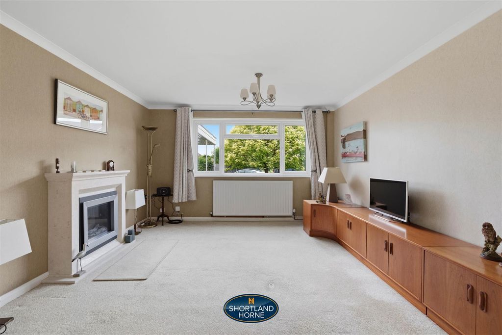 Property photo 3 of 37 32 Coopers Walk (9 Of 42).Jpg