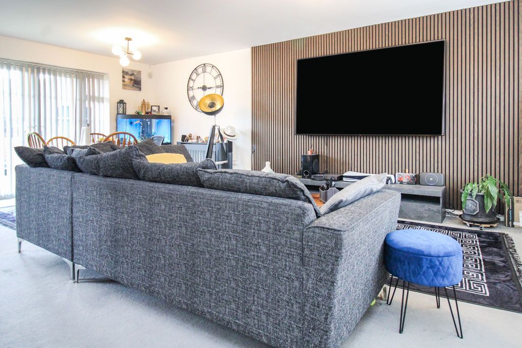 Property photo 3 of 16 Lounge 2