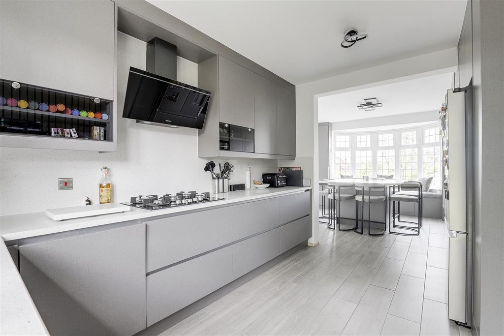 Property photo 3 of 31 8261.Jpg