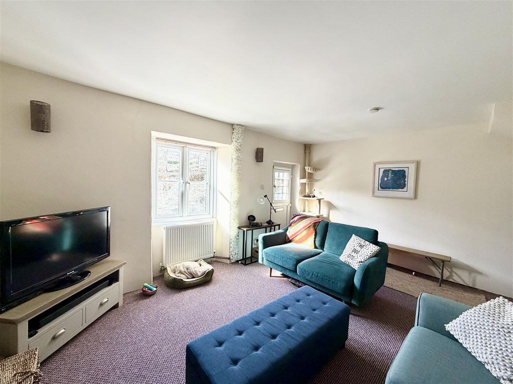 Property photo 3 of 25 Lounge