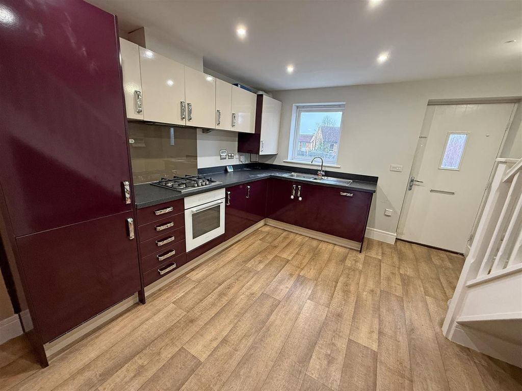 Property photo 3 of 10 Kitchen.Jpg