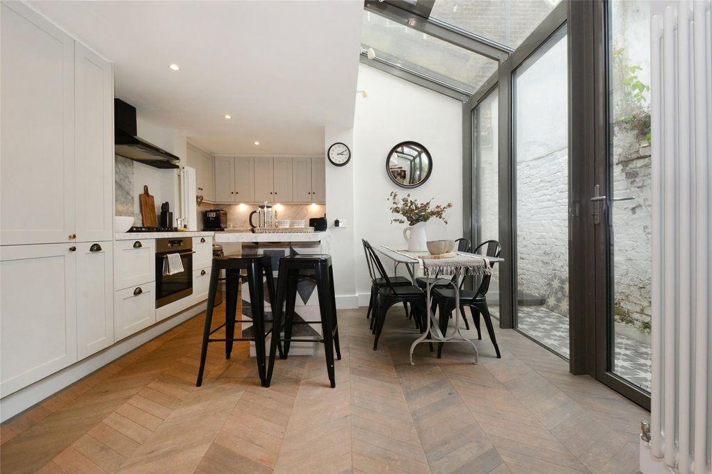 Property photo 2 of 21