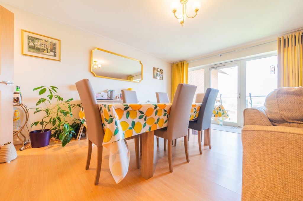 2 bed flat for saleMonaco House, Cardiff Bay CF10 photo 5
