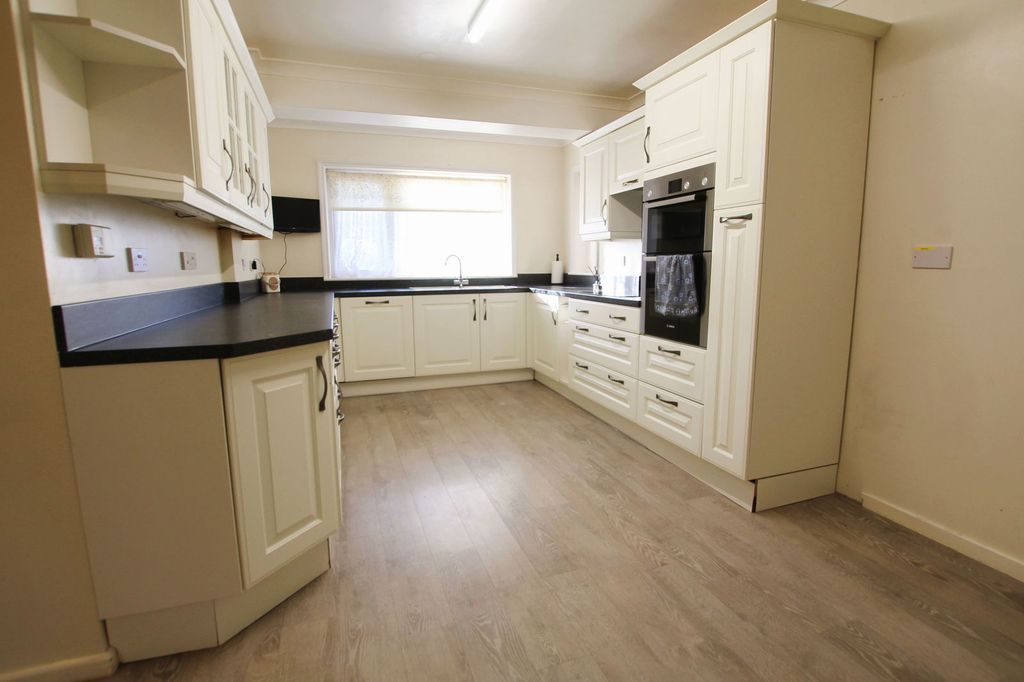 Property photo 2 of 28