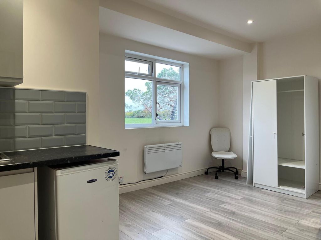 Property photo 3 of 6 Bedroom