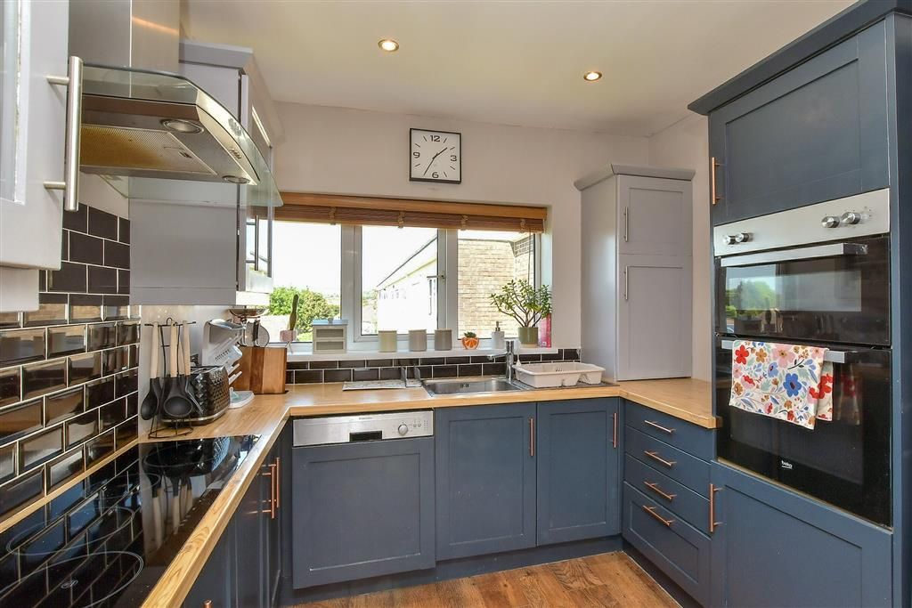 Property photo 3 of 9 Kitchen
