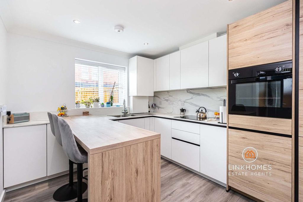 Property photo 2 of 27