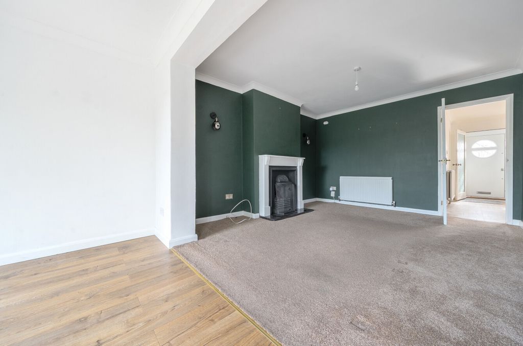 Property photo 3 of 13 1334460-12-689636...