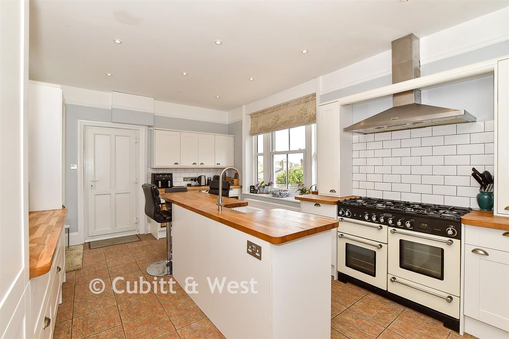 Property photo 3 of 21 Kitchen