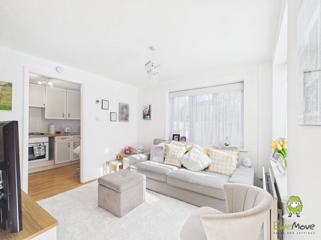 Property photo 3 of 7 Ewemove Estate Agents Basingstoke - Long Copse Cha