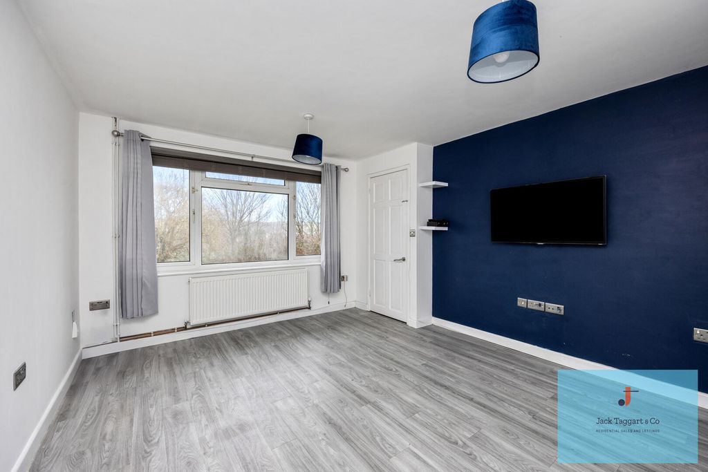 Property photo 3 of 20 Living Room