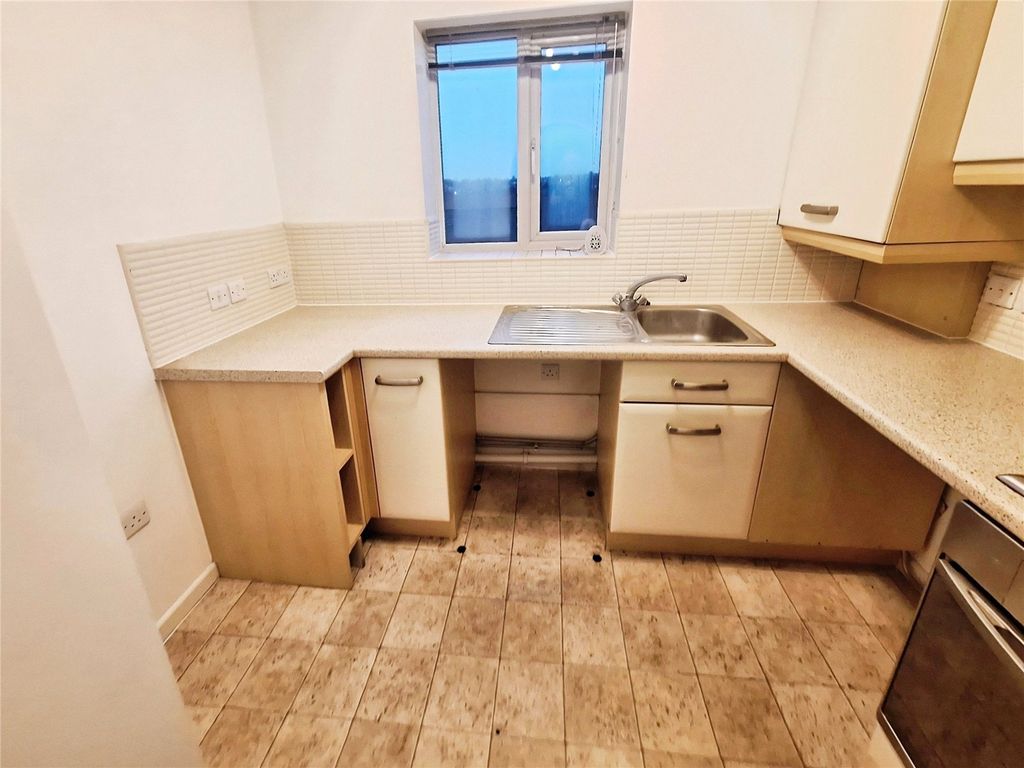 Property photo 3 of 8 Kitchen