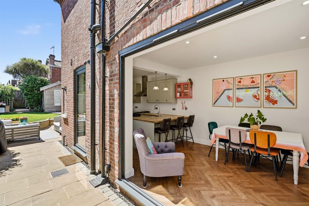 Property photo 2 of 34 57-Christchurchrd-015.Jpg