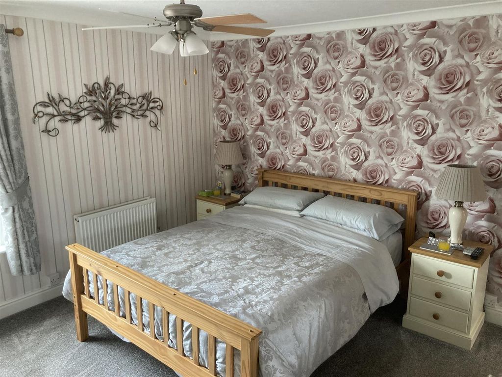 Property photo 3 of 8 Bed 1.Jpg