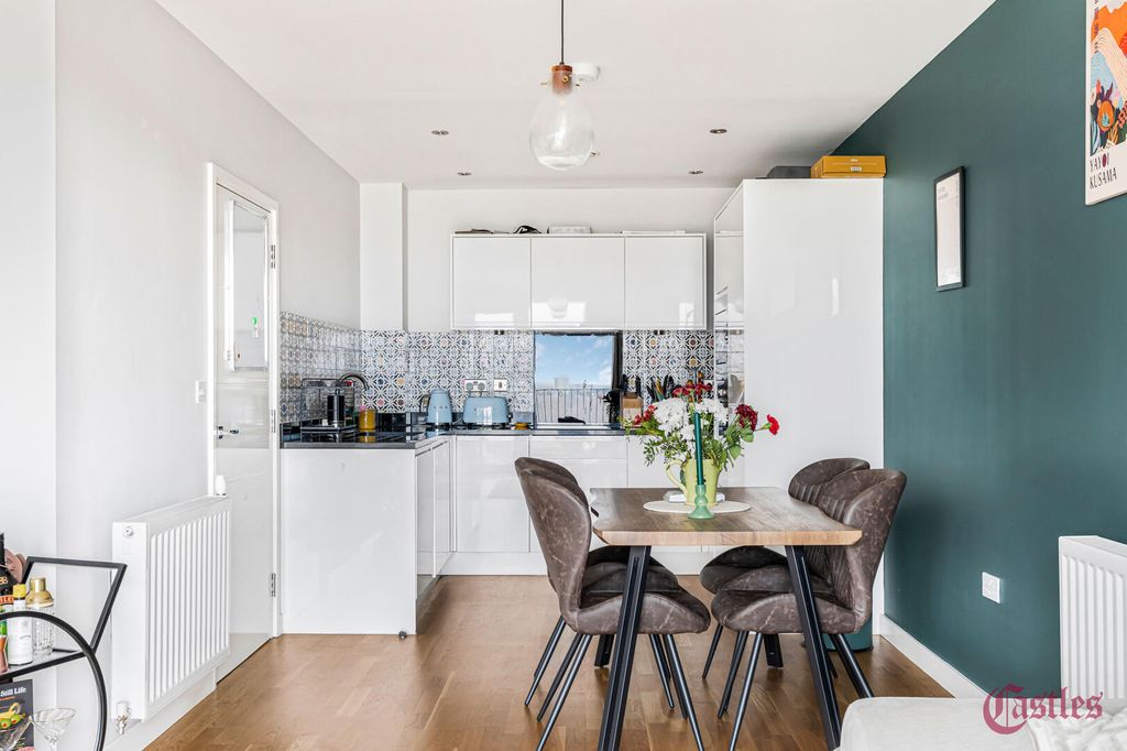 Property photo 3 of 25 Kitchen