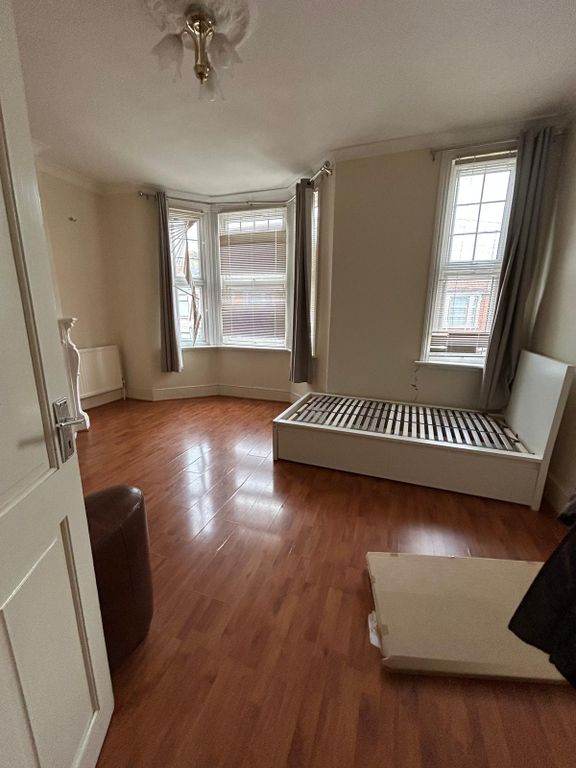 Property photo 1 of 7 2 Bed Flat To Rent Gladstone Avenue, London E12