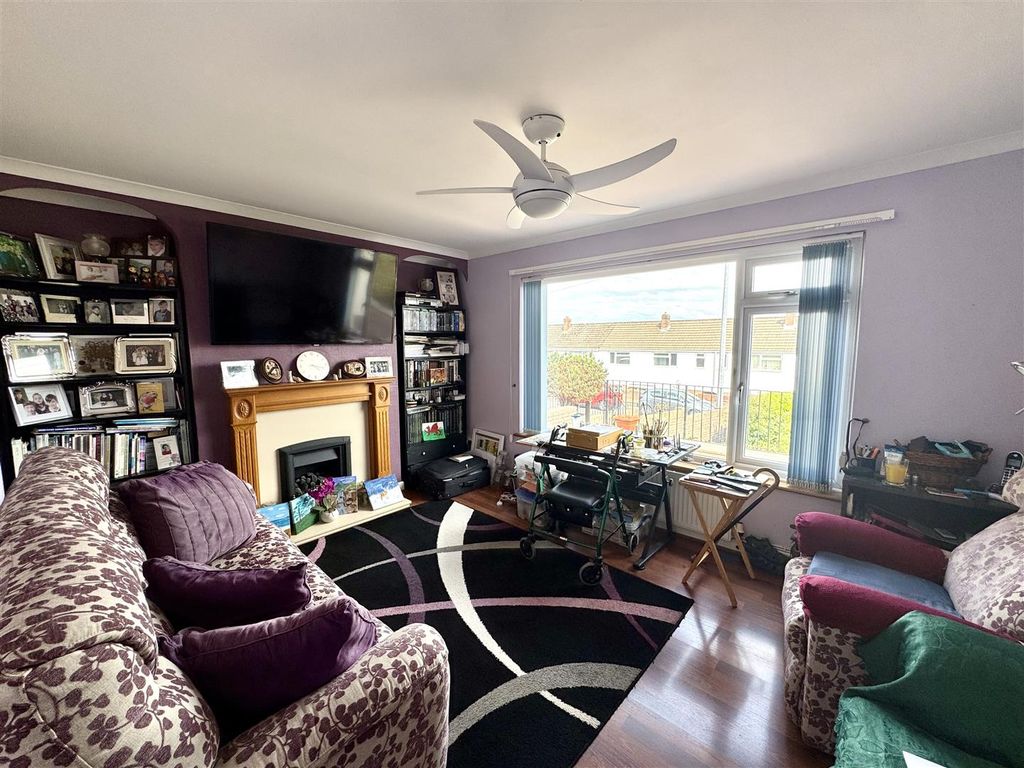 Property photo 3 of 19 Lounge