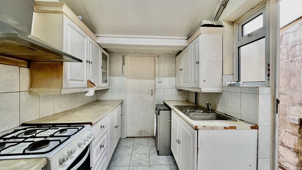 Property photo 3 of 8 Kitchen