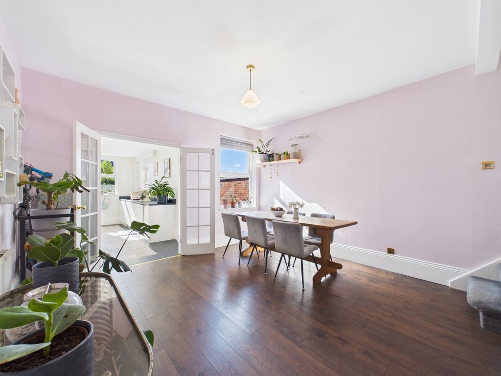 Property photo 3 of 16 Cam01538G0-Pr0177-Still014