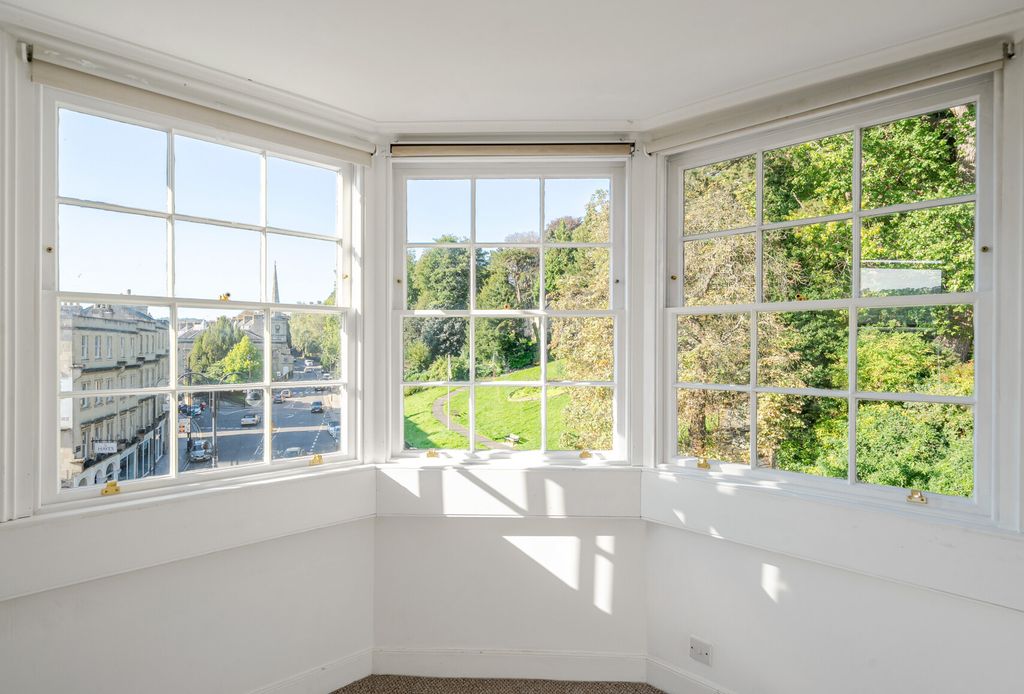 Property photo 2 of 15 Bay