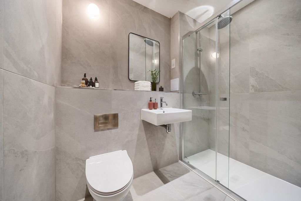Property photo 3 of 3 Bathroom (5)