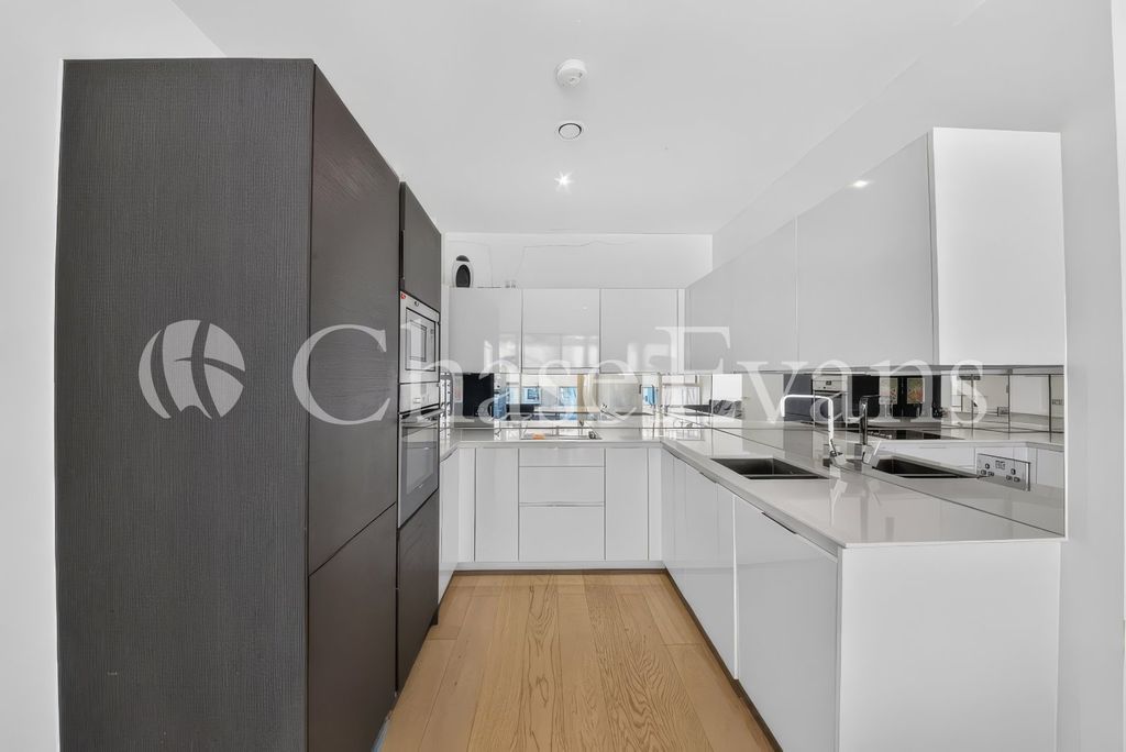 Property photo 3 of 10 Kitchen